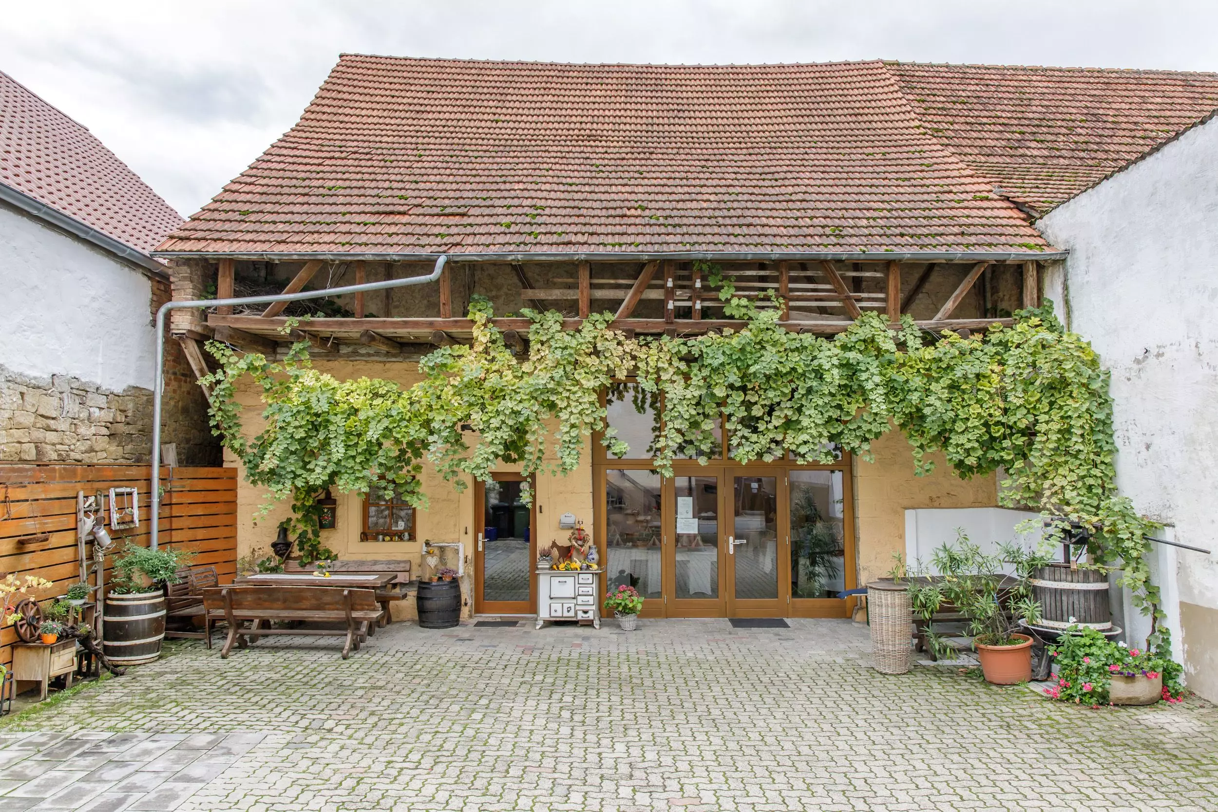 Besenwirtschaft zum Geißenpeter – Außenansicht mit Weinreben